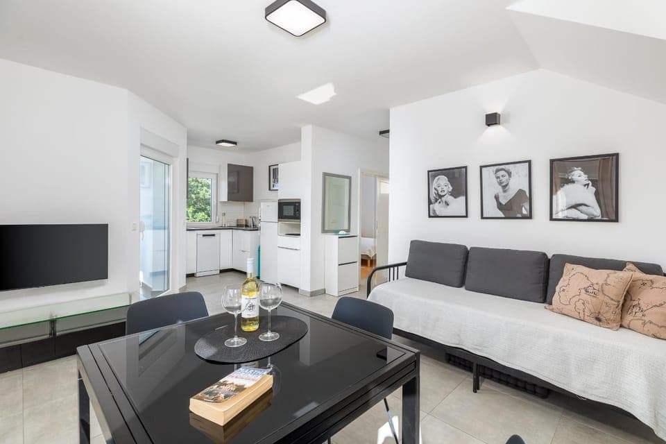 TV and multimedia, Kitchen or kitchenette, Living room, Seating area, Dining area, Evening entertainment