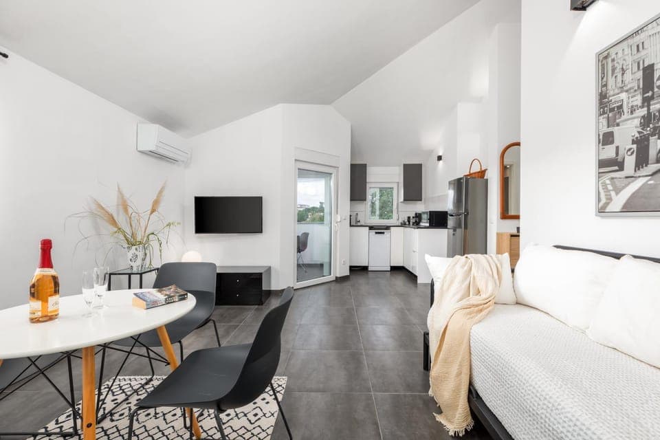 TV and multimedia, Kitchen or kitchenette, Living room, Seating area, Dining area