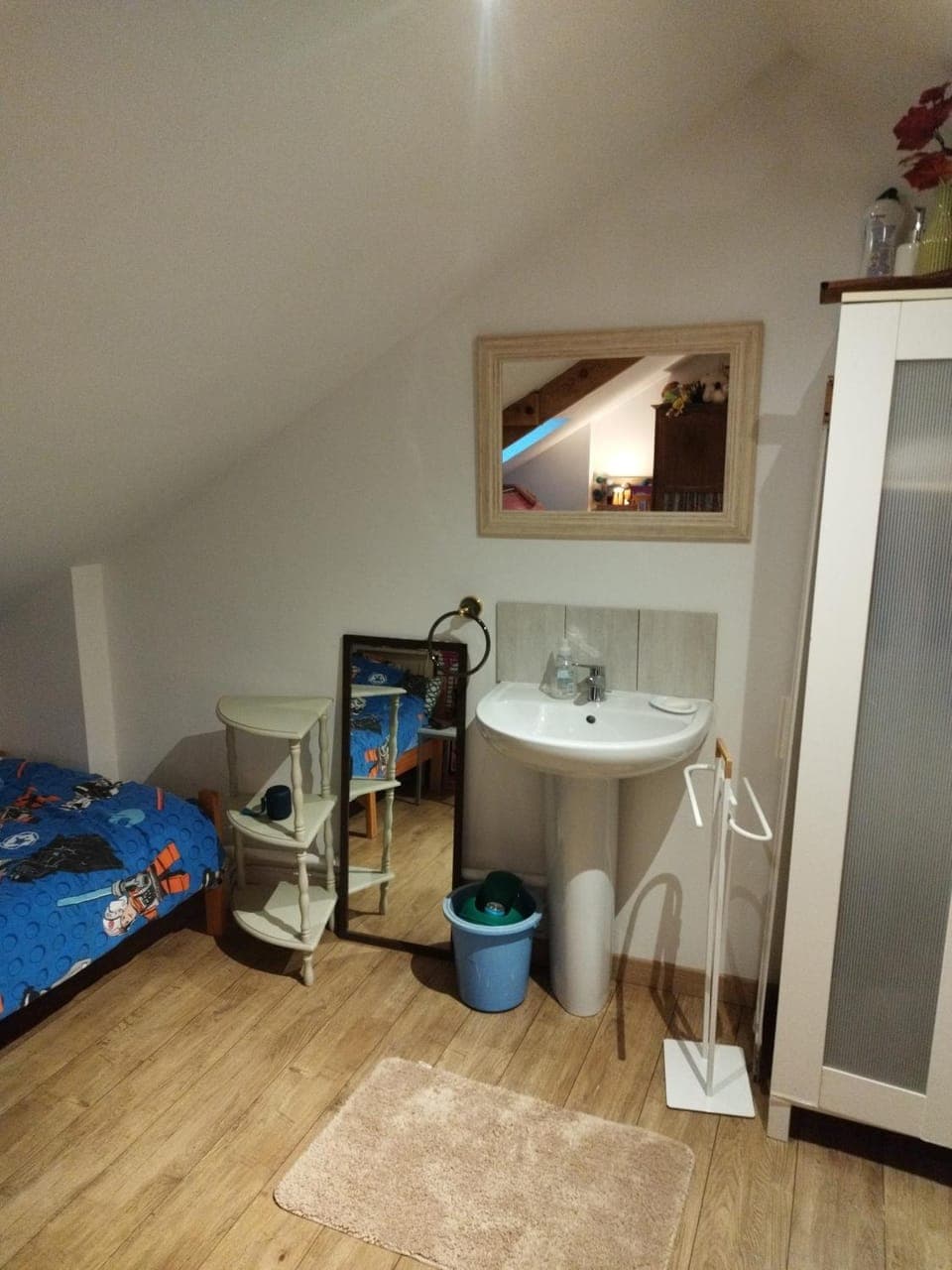 Photo of the whole room, Bedroom