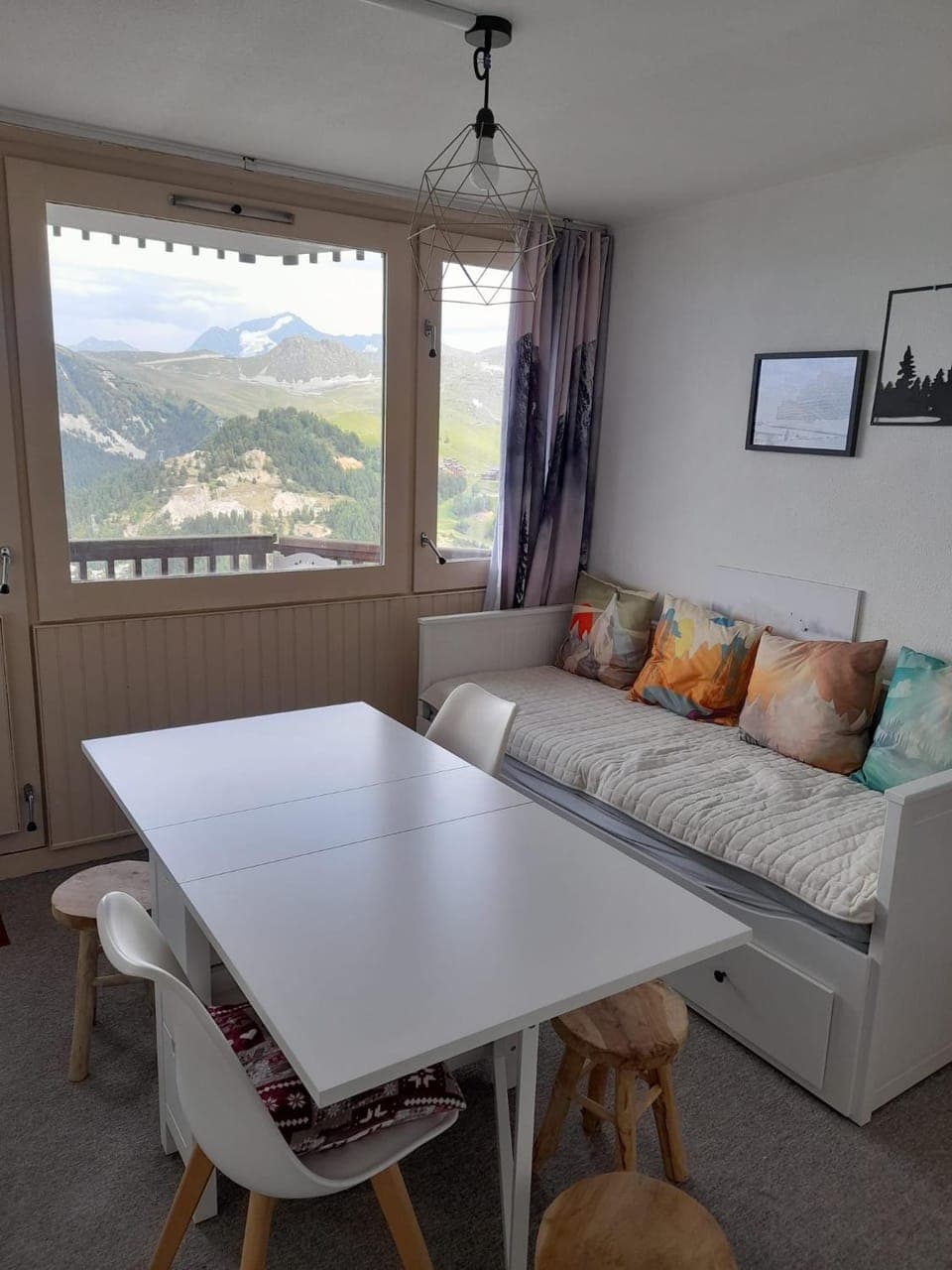 Bed, Living room, Seating area, Dining area, Mountain view