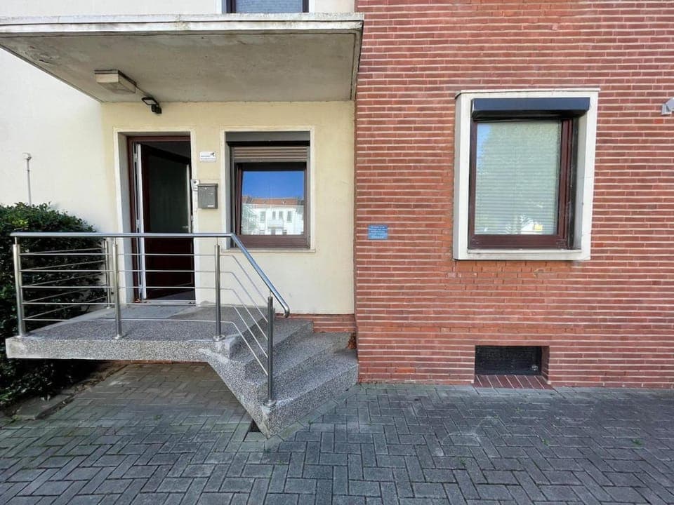 Property building, Facade/entrance, Day, Balcony/Terrace