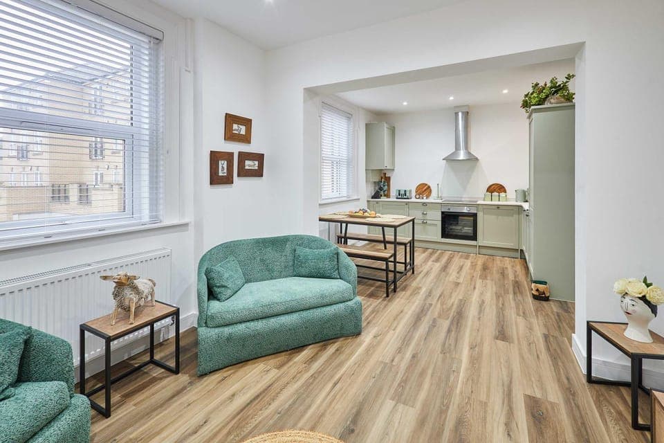 Kitchen or kitchenette, Living room, Seating area, Dining area