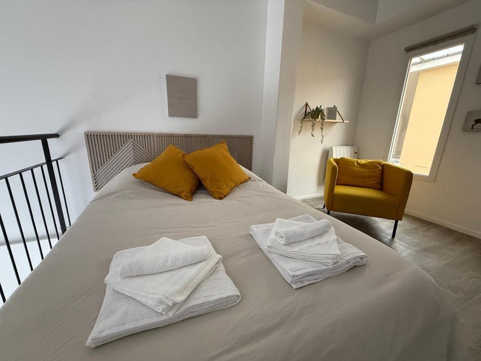 Bed, Living room, Photo of the whole room, Seating area, Bedroom, towels