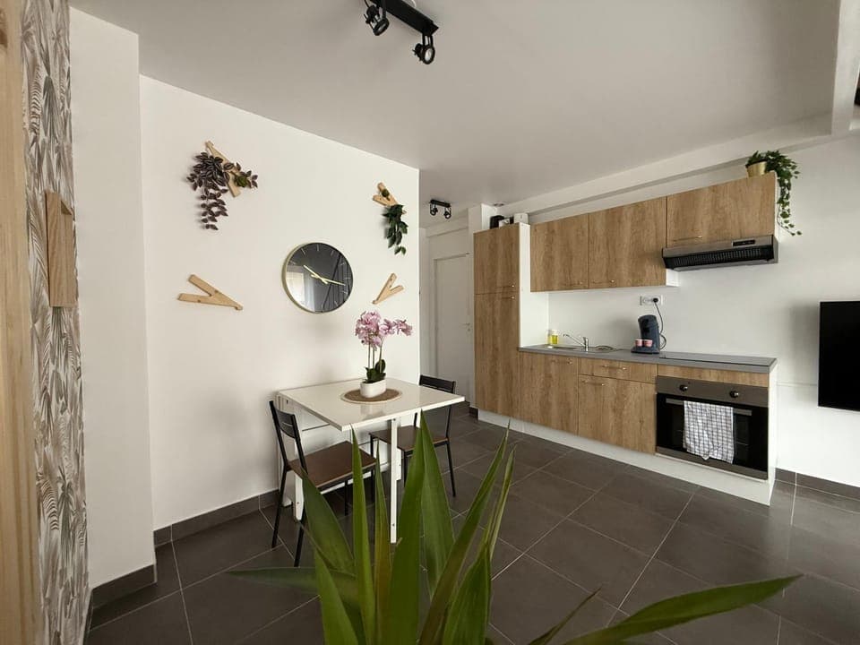 TV and multimedia, Kitchen or kitchenette, Dining area, minibar, oven, pet friendly, stove