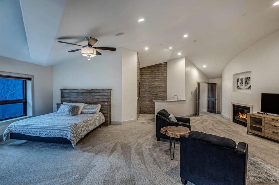 Bed, TV and multimedia, Photo of the whole room, Bedroom, fireplace