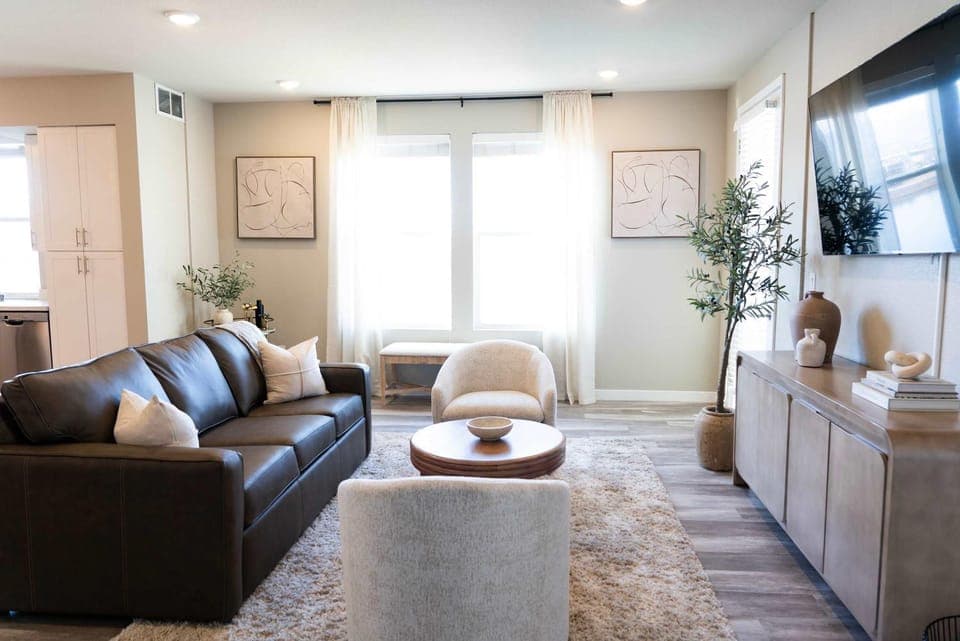 TV and multimedia, Living room, Seating area, air conditioner