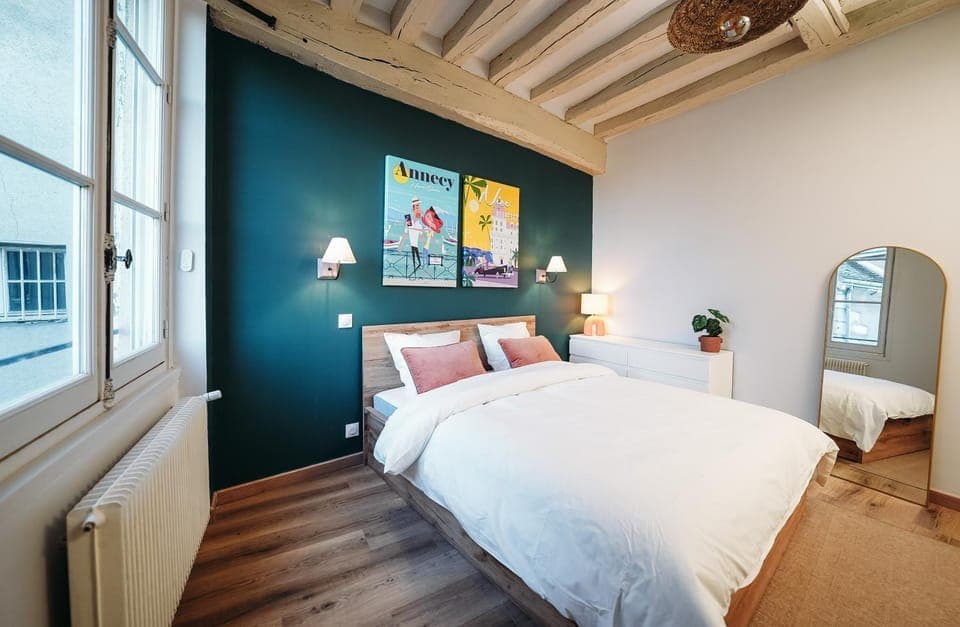 Bed, Photo of the whole room, Decorative detail, Bedroom, City view, internet