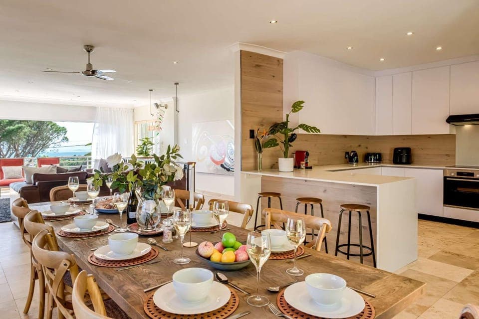 Coffee/tea facilities, Kitchen or kitchenette, Living room, Seating area, Dining area