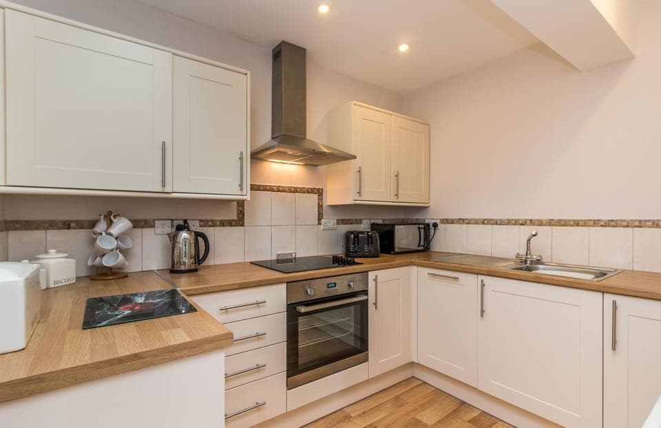 Coffee/tea facilities, Kitchen or kitchenette, dishwasher, oven, stove, toaster