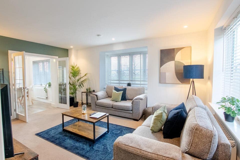 TV and multimedia, Living room, Decorative detail, Seating area