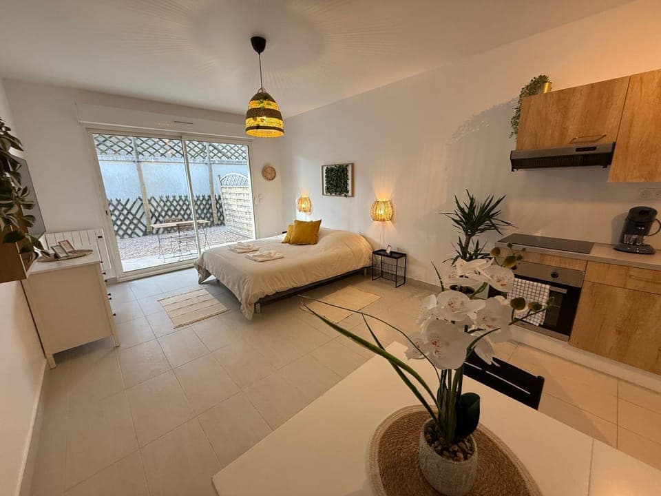 Bed, Kitchen or kitchenette, Living room, Photo of the whole room, Seating area, Bedroom, minibar