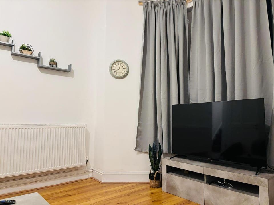 TV and multimedia, Living room, Evening entertainment