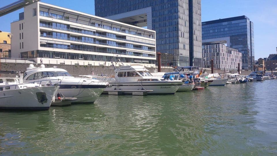 Facade/entrance, View (from property/room), Balcony/Terrace, City view, Landmark view, River view