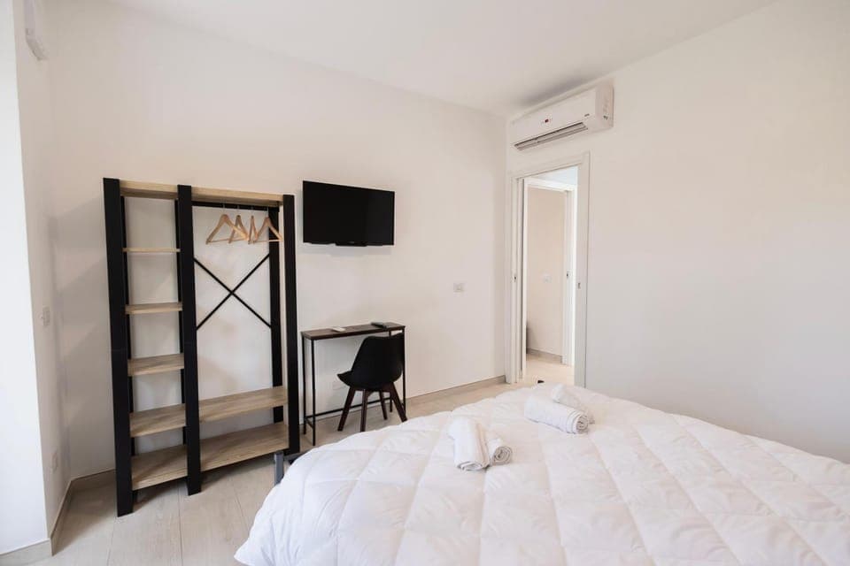 Bed, TV and multimedia, Photo of the whole room, Bedroom, towels, wardrobe, air conditioner