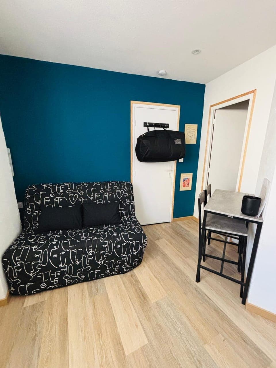 Photo of the whole room, Seating area