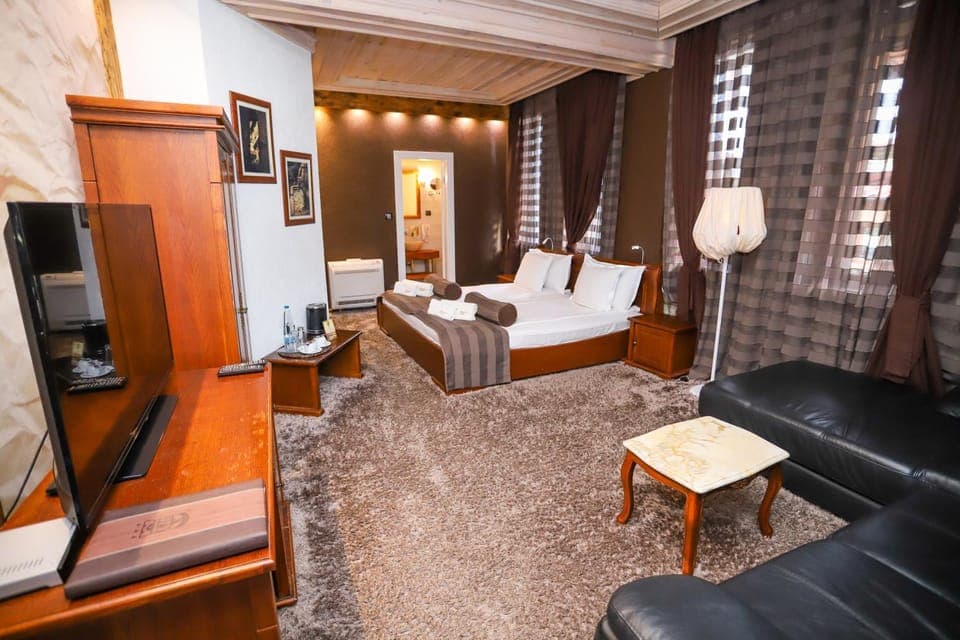 Bed, Bathroom, TV and multimedia, Living room, Photo of the whole room, Seating area, Bedroom