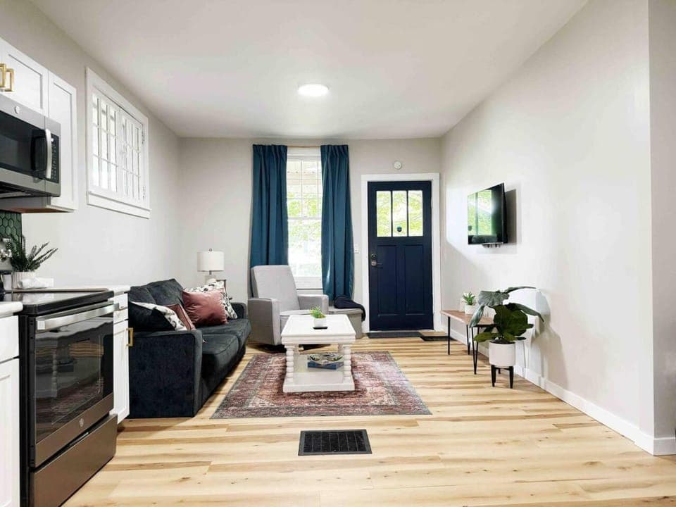 House of Color EVV Stylish Apartments Apartment in Evansville