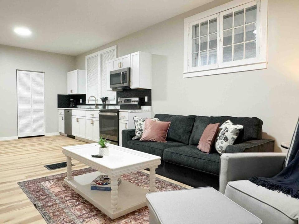 House of Color EVV Stylish Apartments Apartment in Evansville