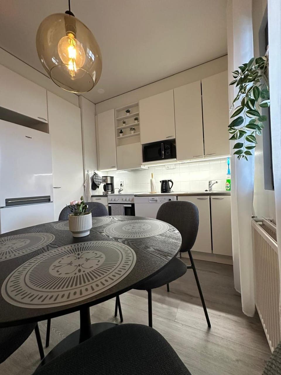 Coffee/tea facilities, Kitchen or kitchenette, Dining area, dishwasher, oven