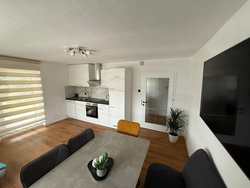 TV and multimedia, Kitchen or kitchenette, Living room, Seating area, Dining area, stove