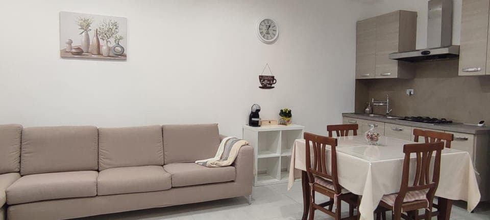 Food close-up, Coffee/tea facilities, Kitchen or kitchenette, Dining area