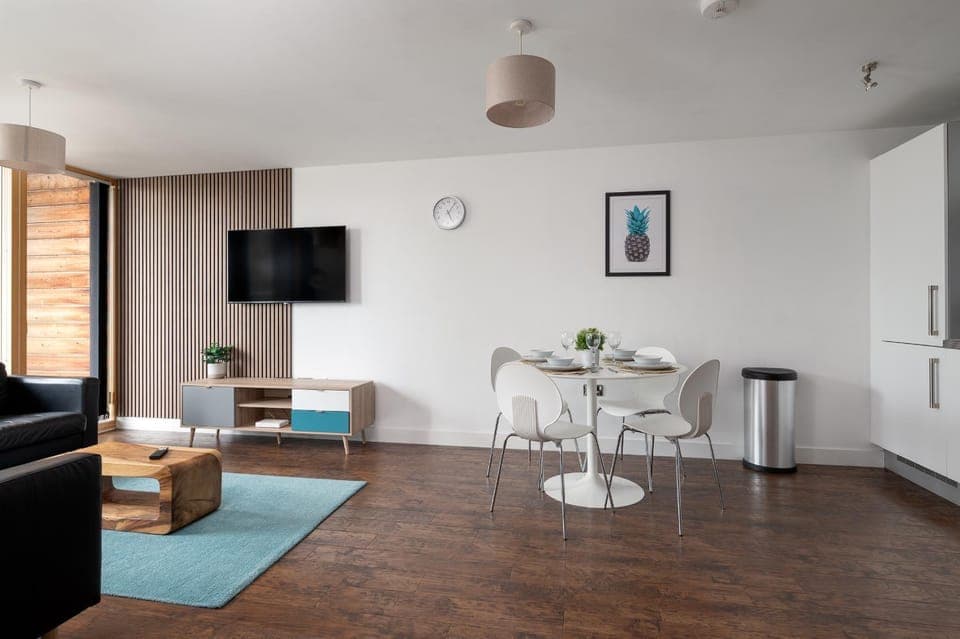 TV and multimedia, Seating area, Dining area