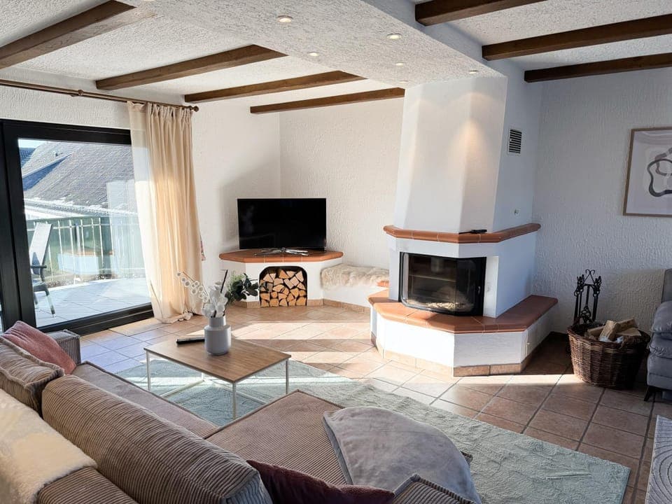 TV and multimedia, Living room, Seating area, fireplace