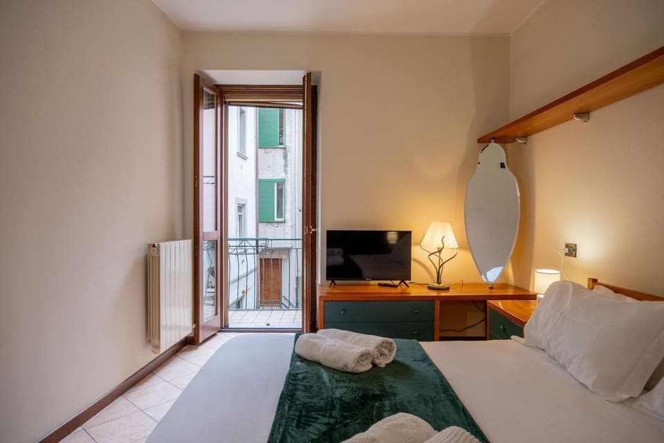 Bed, TV and multimedia, Bedroom, towels