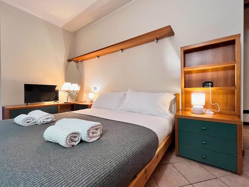 Bed, Photo of the whole room, Bedroom, towels