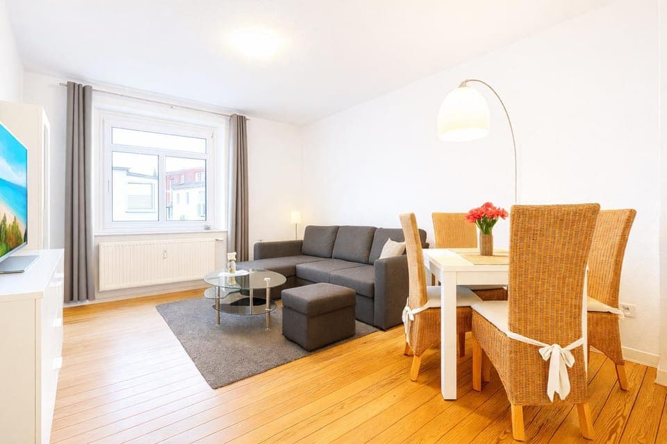 TV and multimedia, Living room, Seating area, Dining area, Food, Food