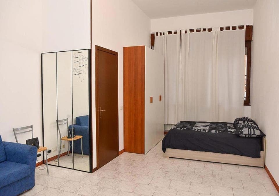 Bed, Photo of the whole room, wardrobe