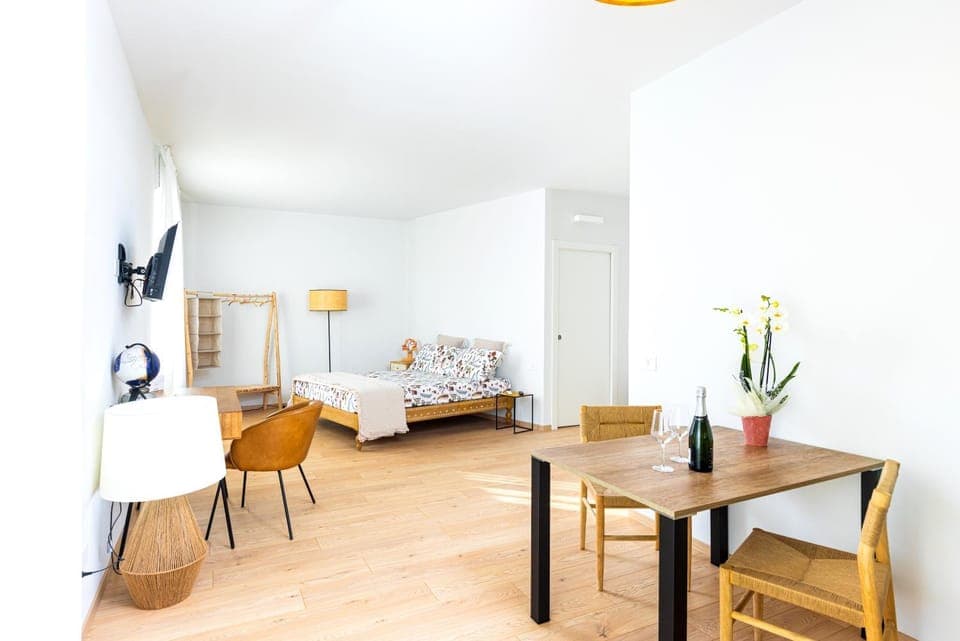 Bed, Bathroom, TV and multimedia, Coffee/tea facilities, View (from property/room), Balcony/Terrace, Kitchen or kitchenette, Living room, Photo of the whole room, Decorative detail, Seating area, Dining area, Bedroom, City view, Mountain view, group of guests, hair dryier, heating, internet, microwave, stove, towels, air conditioner