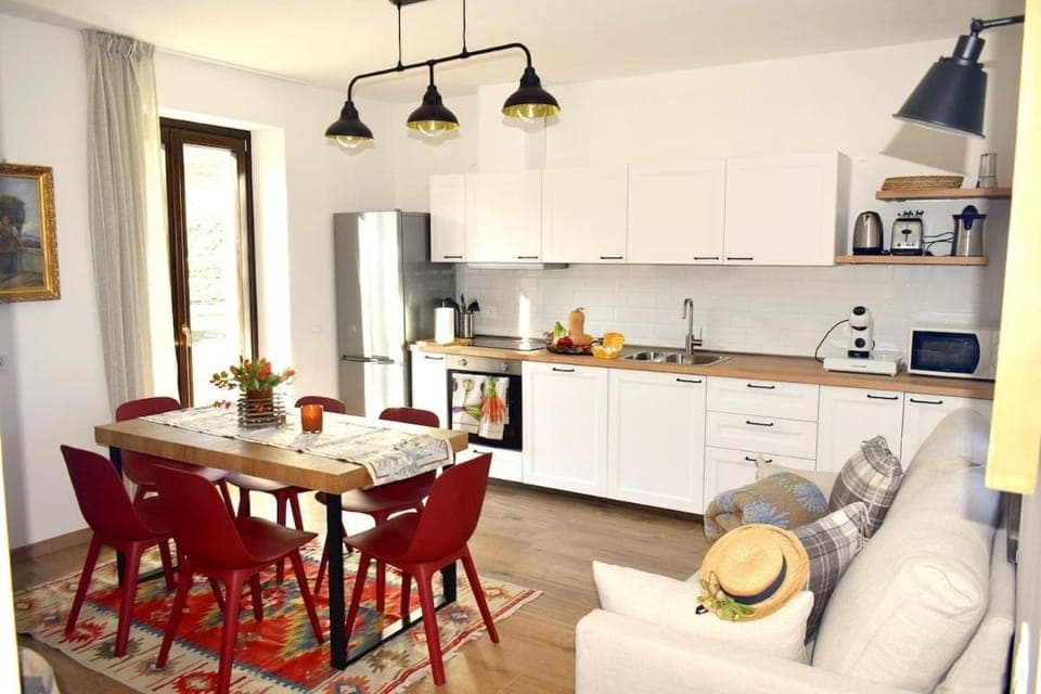 Kitchen or kitchenette, Seating area, Dining area