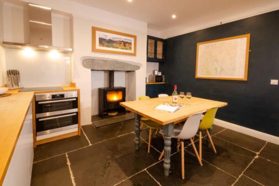 Kitchen or kitchenette, Dining area, fireplace, fireplace, stove