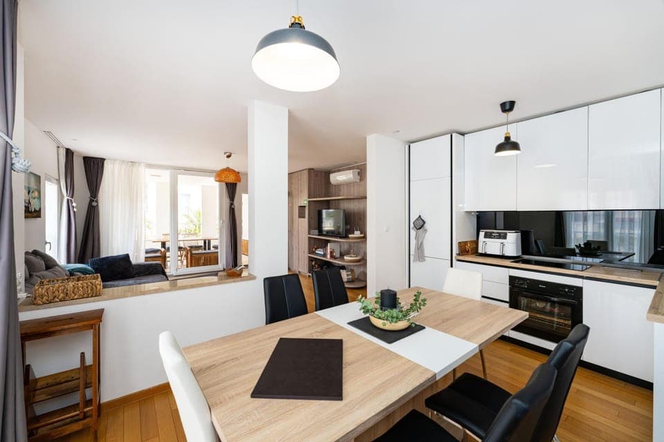 Kitchen or kitchenette, Living room, Seating area, Dining area, oven, pet friendly, stove