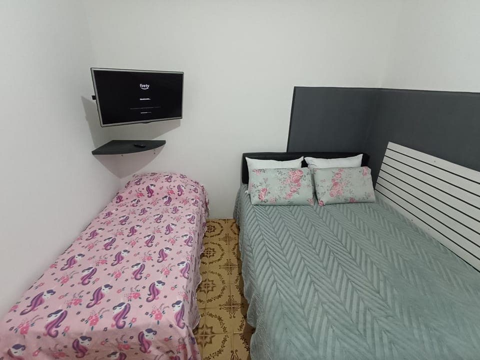 Bed, TV and multimedia, Photo of the whole room