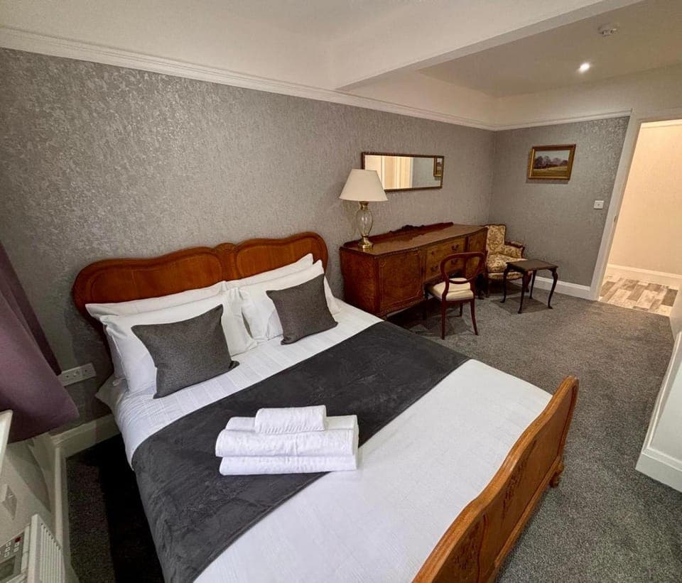 Bed, Photo of the whole room, Bedroom, towels