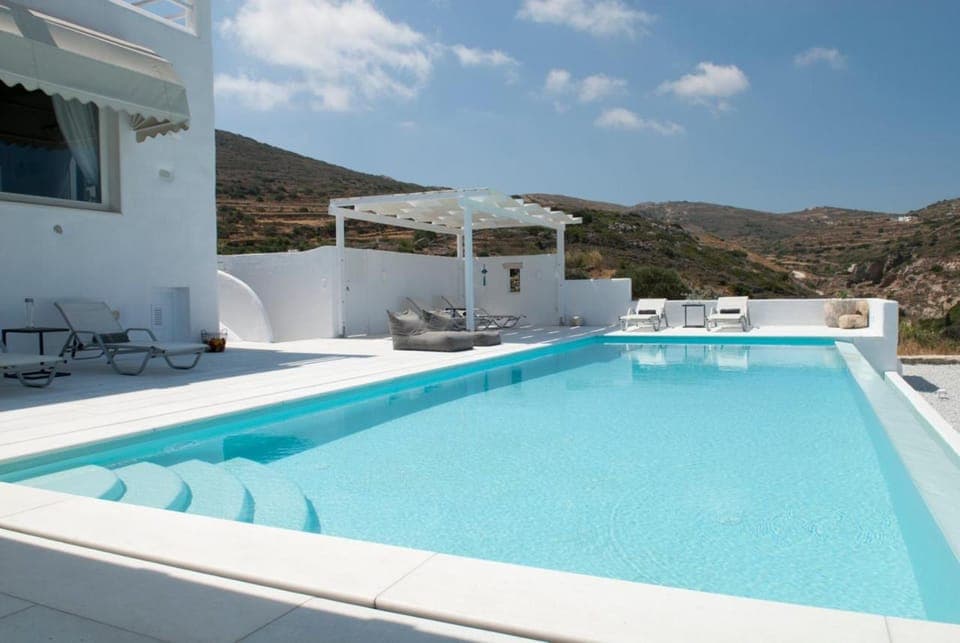 Swimming pool, sunbed