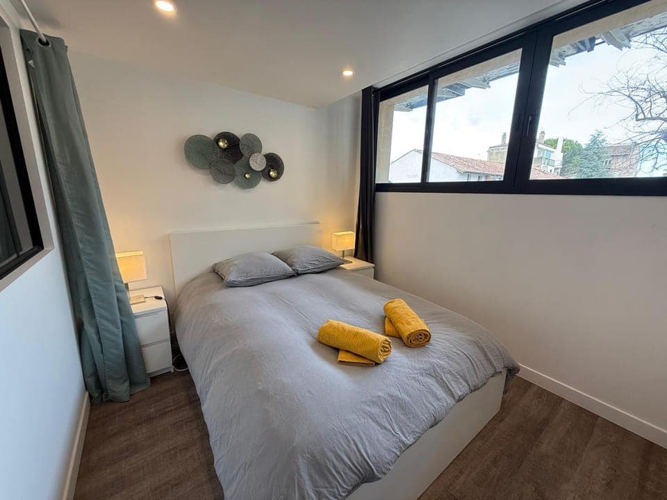 Bed, Photo of the whole room, Bedroom, towels