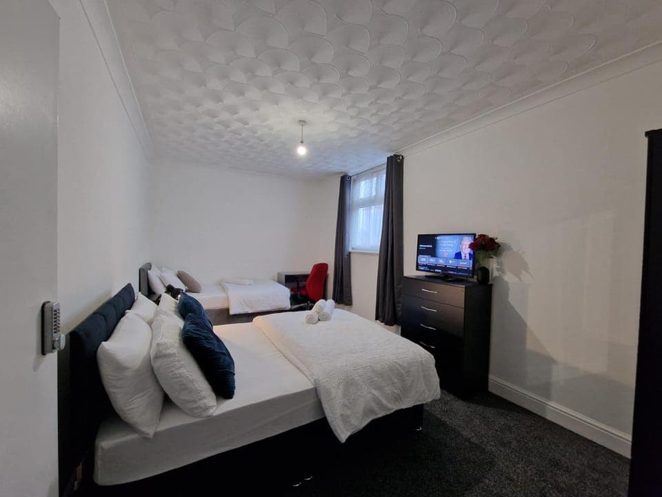 Bed, TV and multimedia, Photo of the whole room, Bedroom