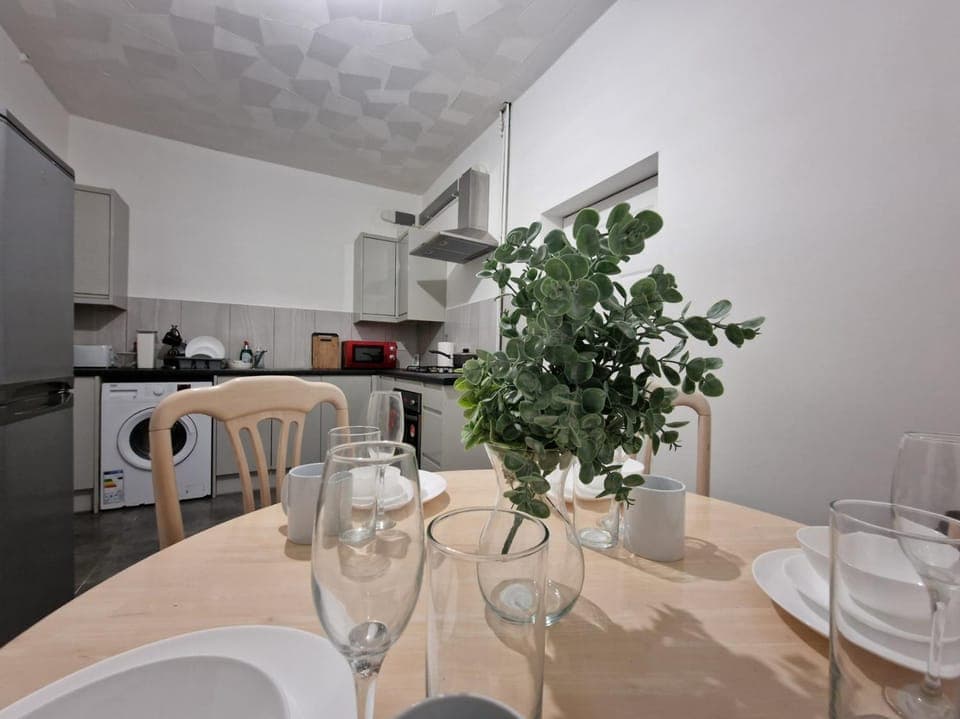 Kitchen or kitchenette, Dining area, stove