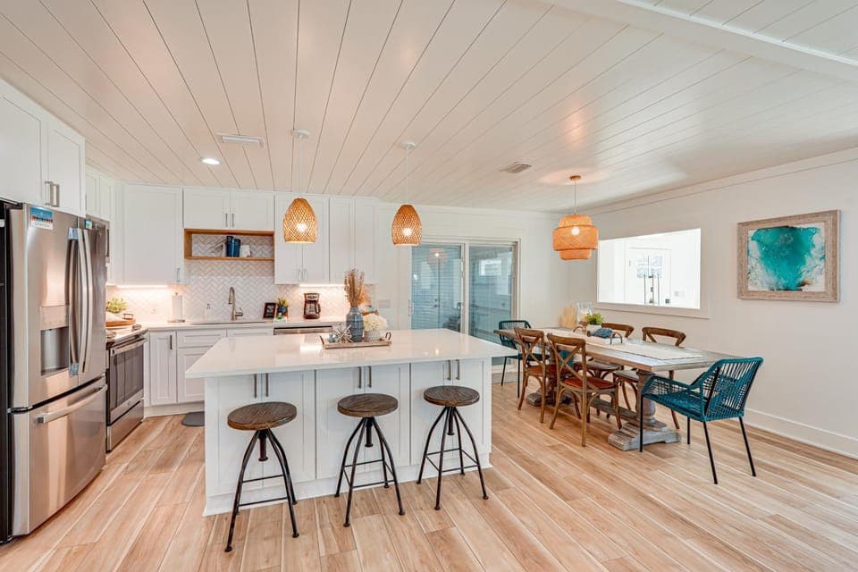Walk to Beach: Chic PCB Getaway w/ Yard House in Sunnyside