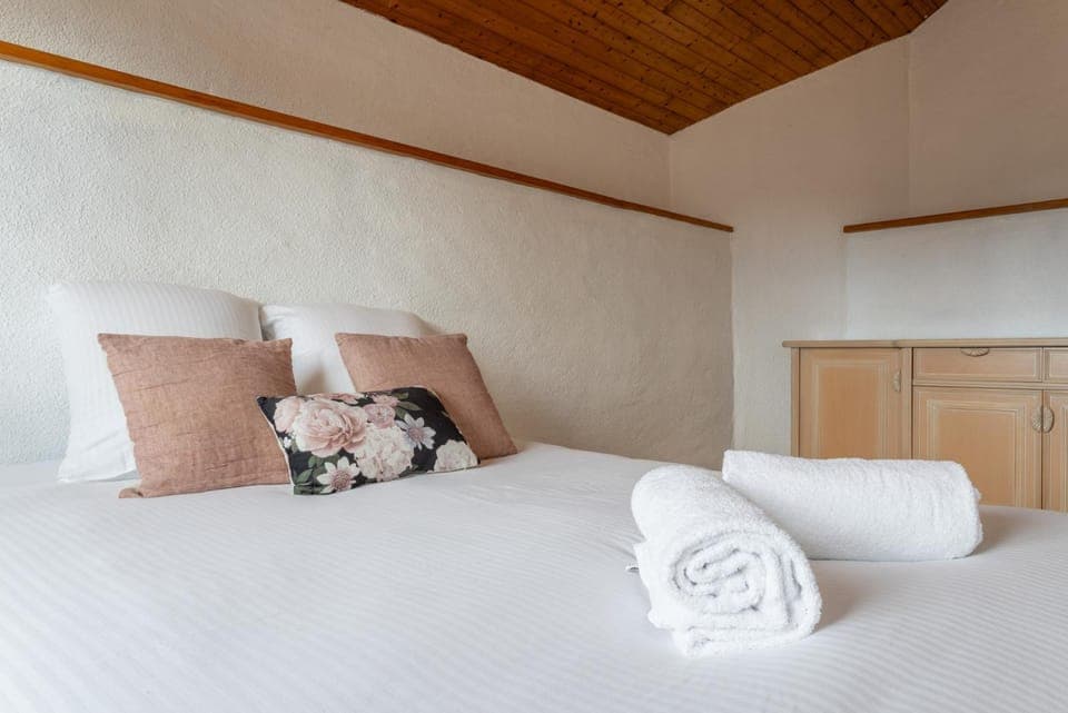 Bed, Bedroom, towels