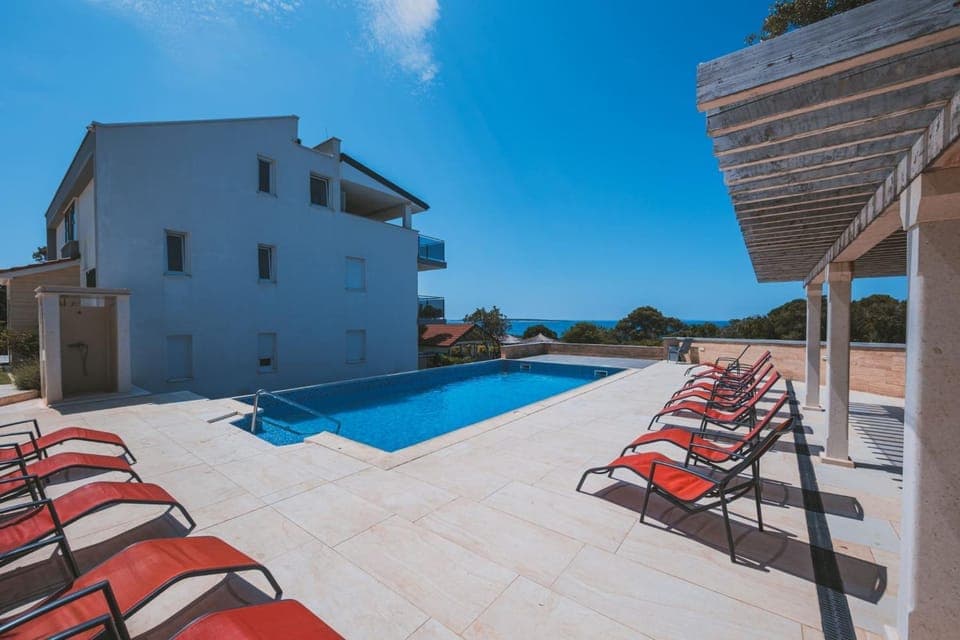 Property building, Day, Pool view, Swimming pool