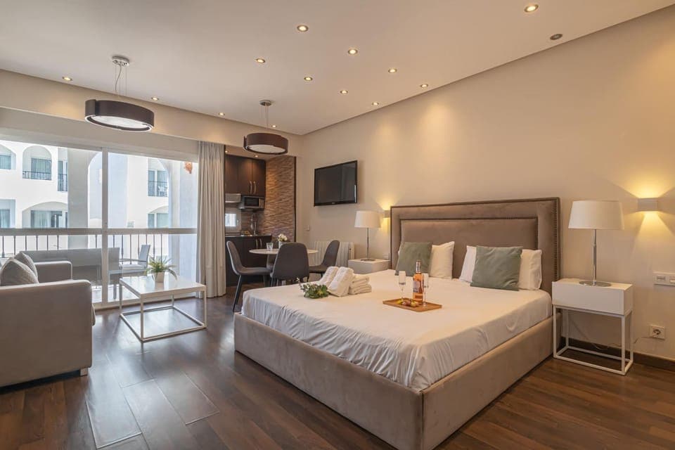 Bed, TV and multimedia, Living room, Photo of the whole room, Seating area, Bedroom, towels, air conditioner