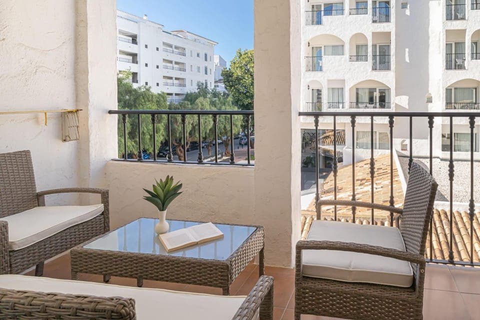 Property building, Day, Balcony/Terrace, Balcony/Terrace, Dining area