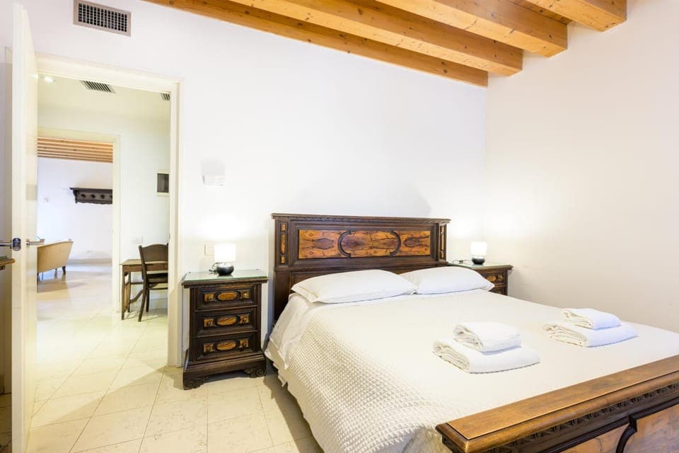 Bed, Photo of the whole room, Bedroom, towels