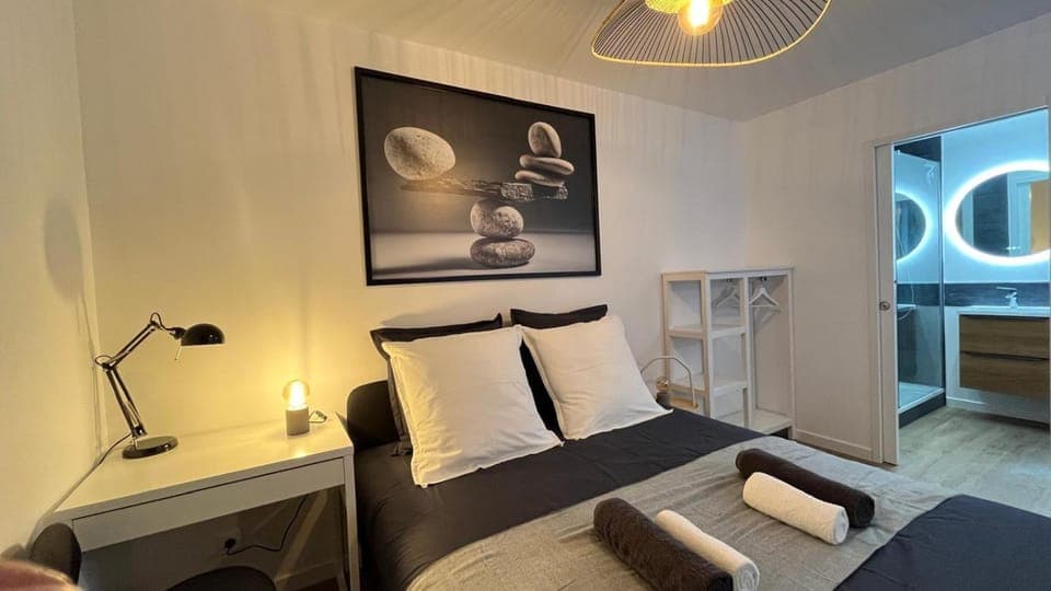 Bed, Photo of the whole room, Bedroom