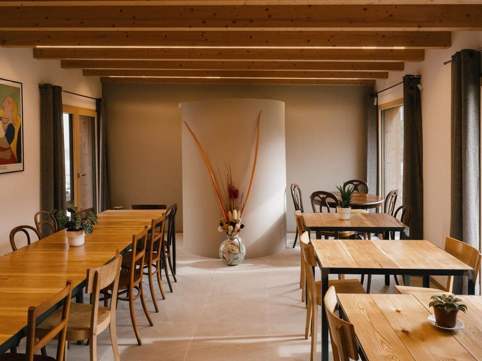 Restaurant/places to eat, Dining area