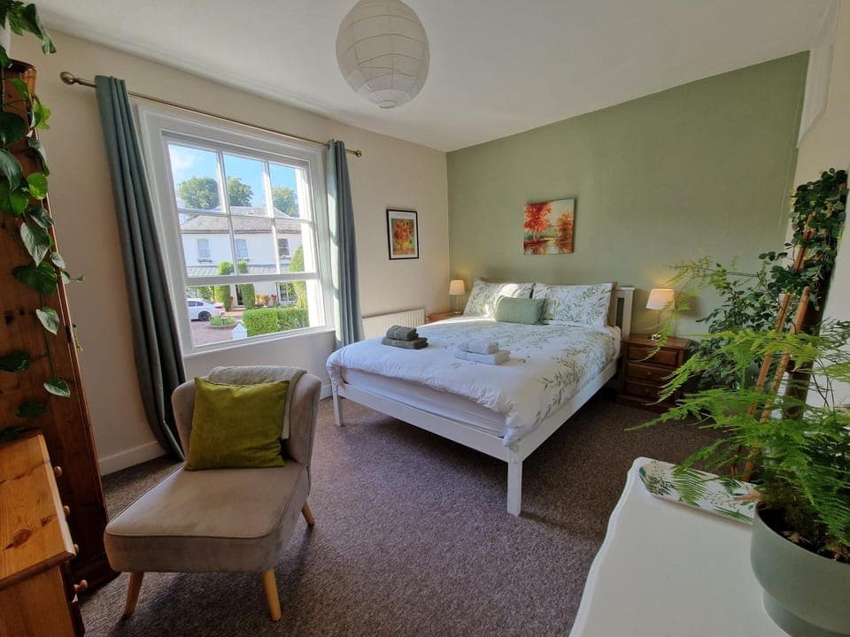 Bedroom, Street view, cot, flat iron, hair dryier, towels